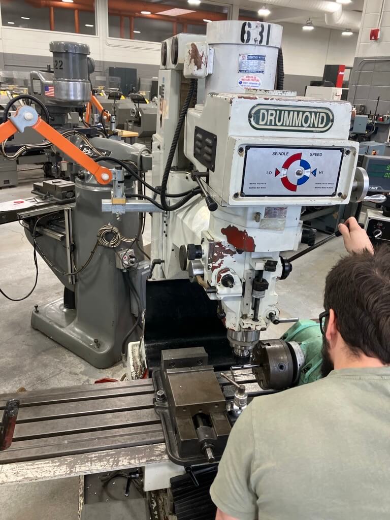 Une personne manœuvre une machine dans une classe étudiante